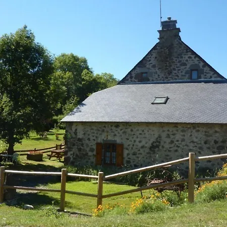 Gite Calme Au Coeur Des Volcans D'auvergne Avec Jardin, Cheminee Et Acces Internet. - Fr-1-742-48 Vakantiehuis *